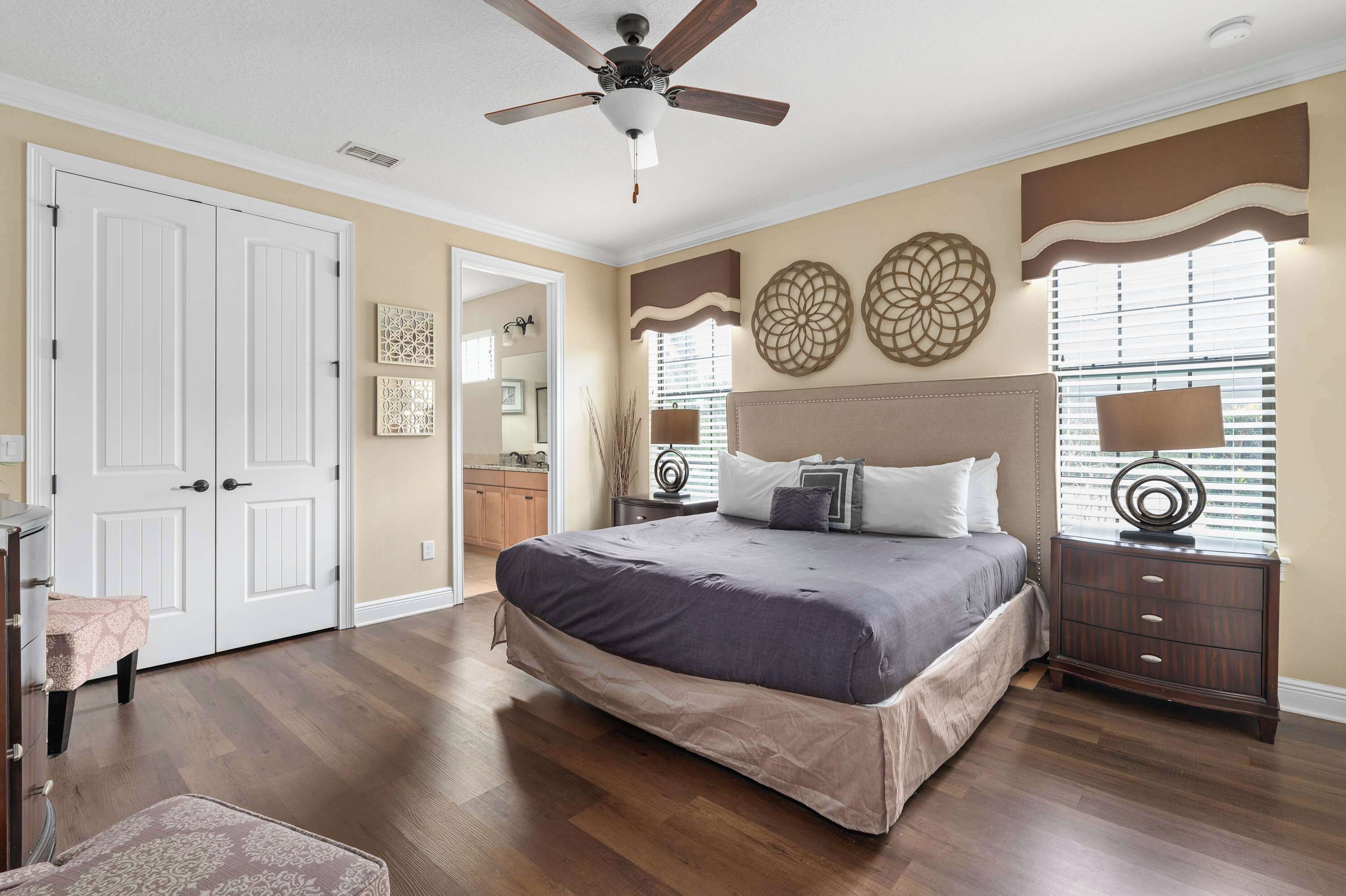 Desk, iron/ironing board, WiFi, bed sheets