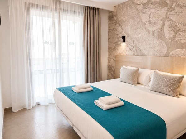 Tabla de planchar con plancha, wifi y ropa de cama