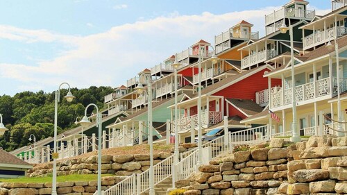 Ozarks Family Escape – 2BR Walk-In Villa Near Branson Fun