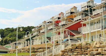 Ozarks Family Escape – 2BR Walk-In Villa Near Branson Fun
