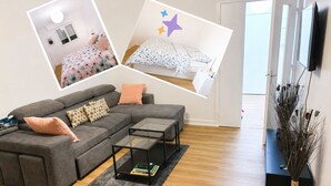 Una sala de estar con un sofá modular gris, una mesa de centro de vidrio y un tapete gris.