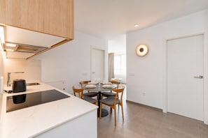 Wasserkocher mit Kaffee-/Teezubehör, Kühlschrank, Mikrowelle, Ofen