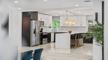 Fridge, microwave, stovetop, dishwasher