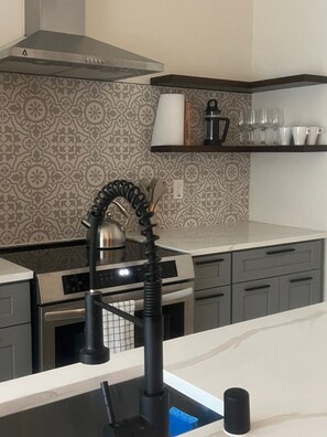 Private kitchen - Modern 1bd  Luxury Escape featuring Gourmet Kitchen and Spa Retreat bathroom tub (SeaTac)