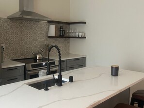 Private kitchen - Modern 1bd  Luxury Escape featuring Gourmet Kitchen and Spa Retreat bathroom tub (SeaTac)