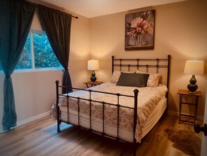 1 bedroom, iron/ironing board, WiFi, bed sheets - Modern 1bd  Luxury Escape featuring Gourmet Kitchen and Spa Retreat bathroom tub (SeaTac)