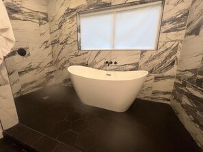 Hair dryer, towels, soap, toilet paper - Modern 1bd  Luxury Escape featuring Gourmet Kitchen and Spa Retreat bathroom tub (SeaTac)
