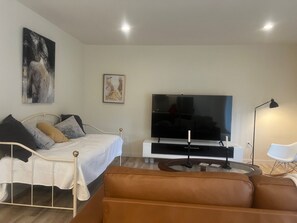 Smart TV - Modern 1bd  Luxury Escape featuring Gourmet Kitchen and Spa Retreat bathroom tub (SeaTac)