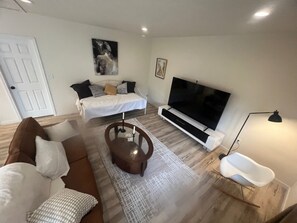 Smart TV - Modern 1bd  Luxury Escape featuring Gourmet Kitchen and Spa Retreat bathroom tub (SeaTac)