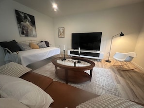 1 bedroom, iron/ironing board, WiFi, bed sheets - Modern 1bd  Luxury Escape featuring Gourmet Kitchen and Spa Retreat bathroom tub (SeaTac)