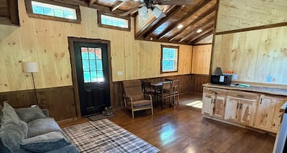 Cozy 1-bedroom cabin in Tyrone, Pa. Close to several of the finest streams in Pa
