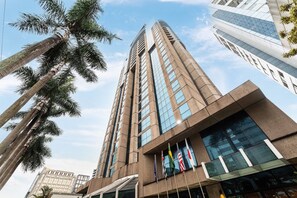 A tall building with multiple floors, large windows, and a modern architectural design. - Studio on Faria Lima With Pool and Spa - Bt1110 (São Paulo)