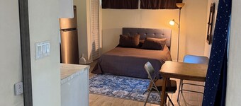 Sleep well in our charming cottage in Eustis with cool AC.