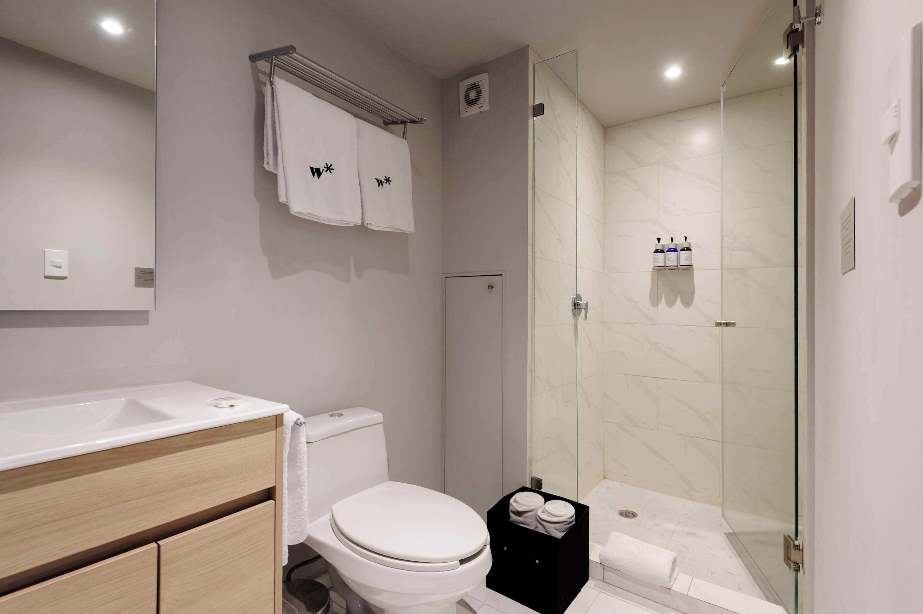 Uma casa de banho moderna com sanita, lavatório e zona de duche.