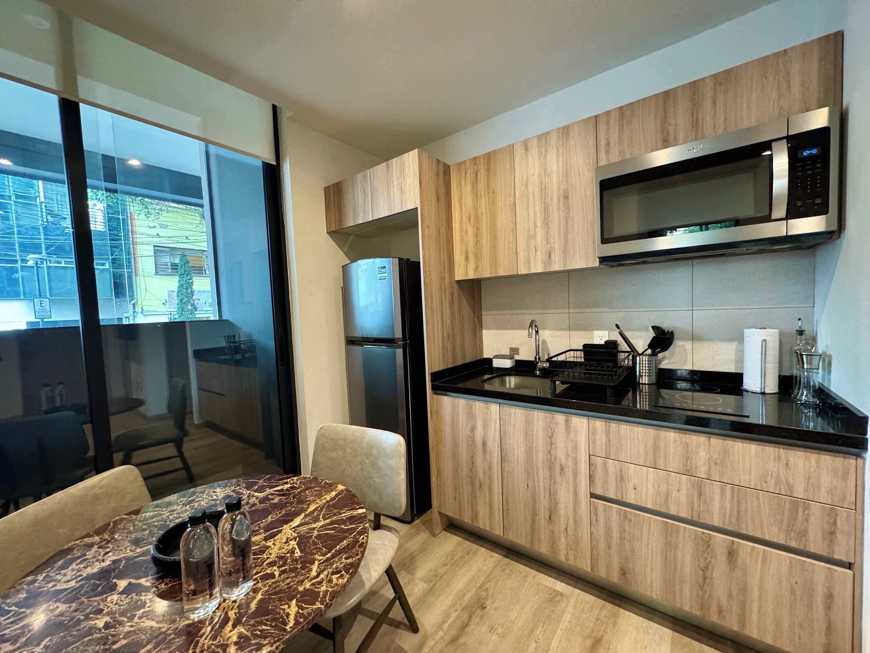 Kühlschrank, Mikrowelle, Herdplatte, Wasserkocher mit Kaffee-/Teezubehör