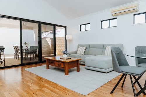 Bluff Point Coastal Townhouse - 3 Bedrooms - Sleeps 6 - Double Garage