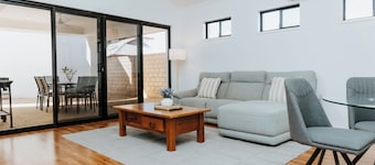 Bluff Point Coastal Townhouse - 3 Bedrooms - Sleeps 6 - Double Garage