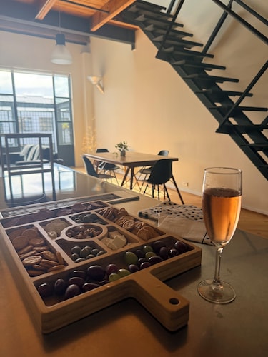 Stylish New York-Style Loft in Parnell Spacious Auckland Escape with parking.