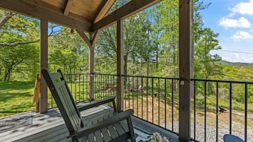 Ferienhütte, 1 Queen-Bett und Schlafsofa, Haustiere gestattet, Bergblick | Terrasse/Patio