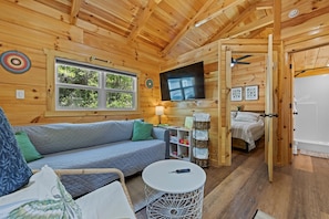 Ferienhütte, 1 Queen-Bett und Schlafsofa, Haustiere gestattet, Bergblick | Wohnbereich