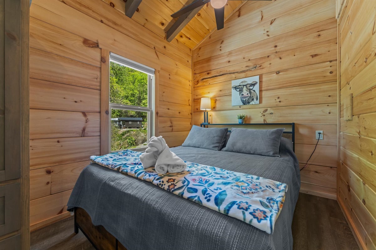 Cabin, 1 Queen Bed with Sofa bed, Pets Allowed, Mountain View | Laptop workspace, blackout drapes, iron/ironing board (on request)