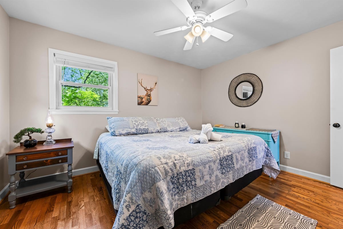 House, 2 Bedrooms, Pets Allowed, Mountain View | Laptop workspace, blackout drapes, iron/ironing board (on request)