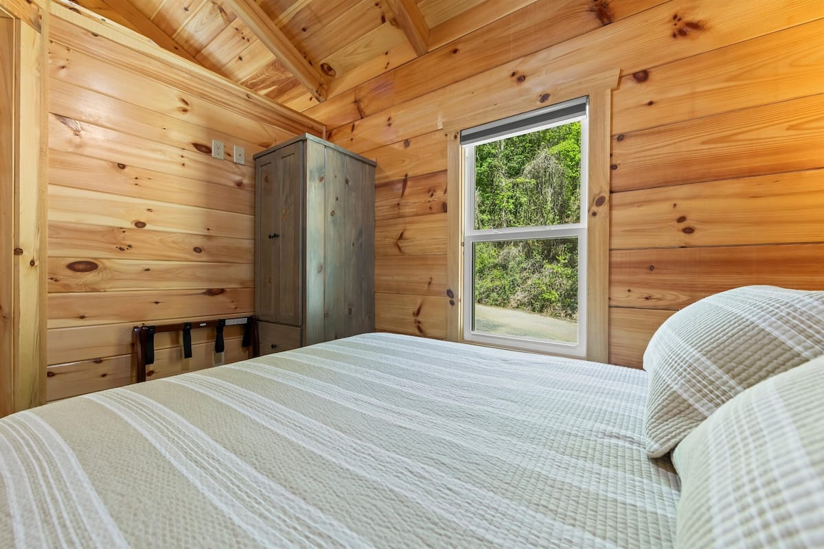Cabin, 1 Queen Bed with Sofa bed, Pets Allowed, Mountain View | Laptop workspace, blackout drapes, iron/ironing board (on request)
