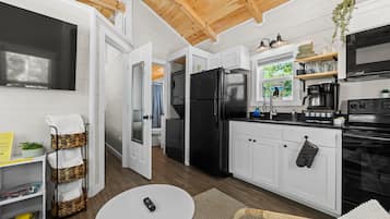 Baita, 1 letto queen con divano letto, animali ammessi, vista montagna | Cucina privata | Frigorifero con congelatore, microonde, forno, piano cottura