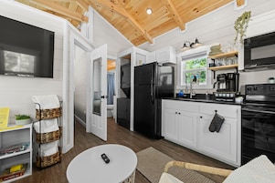 Cabana, 1 cama Queen e sofá-cama, aceita animais de estimação, vista para a montanha | Cozinha privada | Geladeira grande, micro-ondas, fogão, cooktop