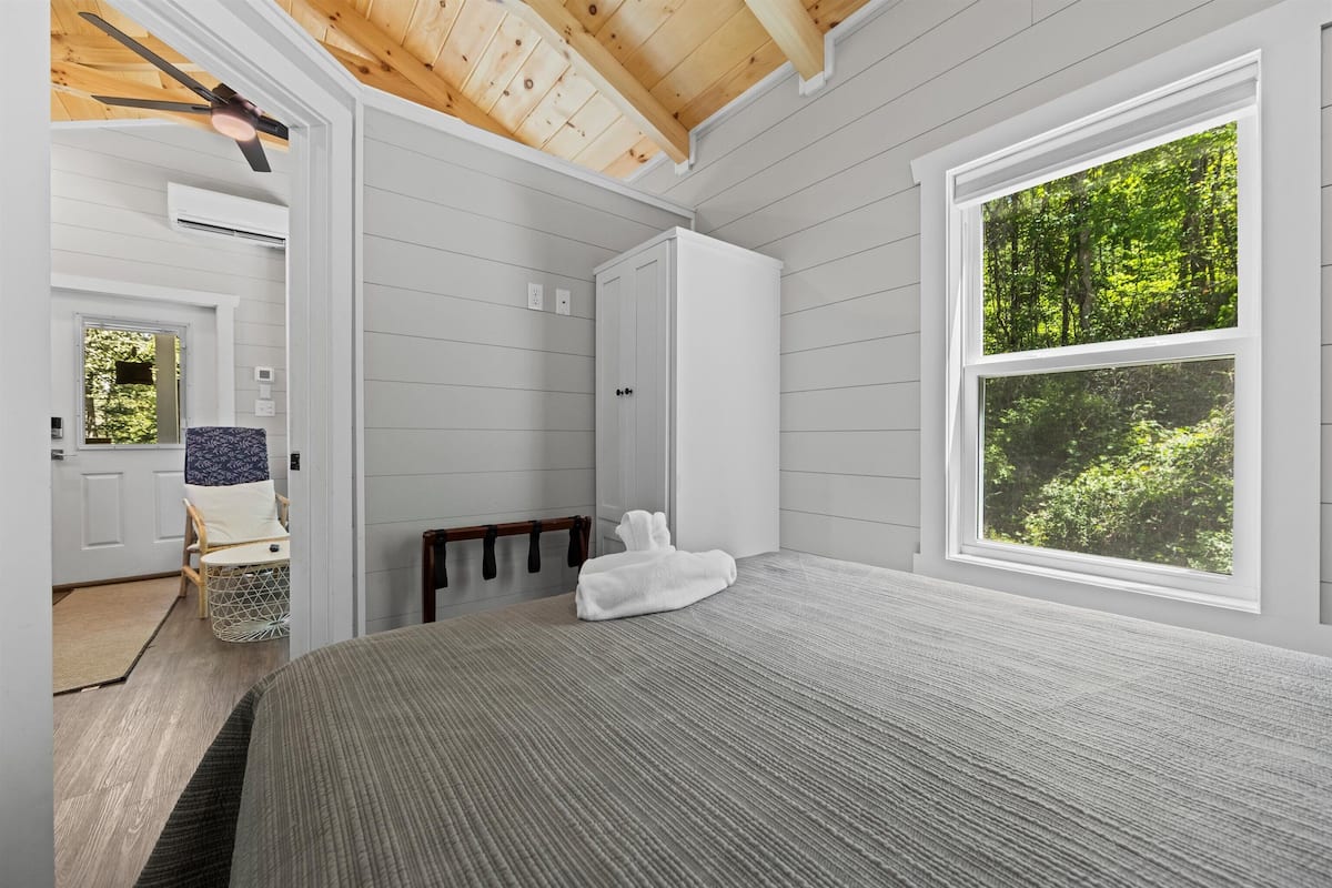 Cabin, 1 Queen Bed with Sofa bed, Pets Allowed, Mountain View | Laptop workspace, blackout drapes, iron/ironing board (on request)