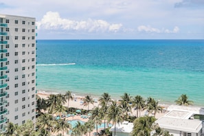 Ein Hotel mit Pool, Strand und Meerblick.
