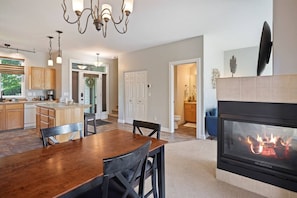Dining - Present Pheasant - Cute & Updated, Close to Everything, Golf, Amenities, Perfect For Family (Redmond)
