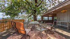 Outdoor dining - Inventor's Cottage 30 Night Minimum (Underwood)