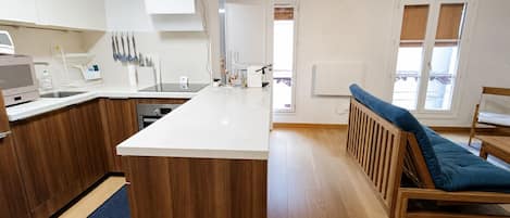 Réfrigérateur, micro-ondes, plaque de cuisson, lave-vaisselle