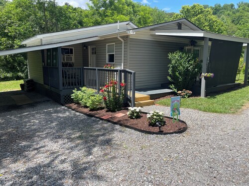 Soothing 1-bedroom cottage with AC in charming Clyde. Located on quiet 5 acres