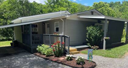 Soothing 1-bedroom cottage with AC in charming Clyde. Located on quiet 5 acres