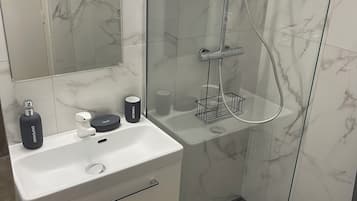 Doccia, asciugacapelli, asciugamani, sapone