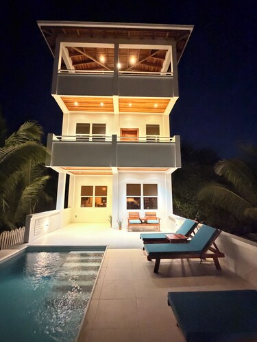 Lovely 3-bedroom building with AC in vibrant Caye Caulker