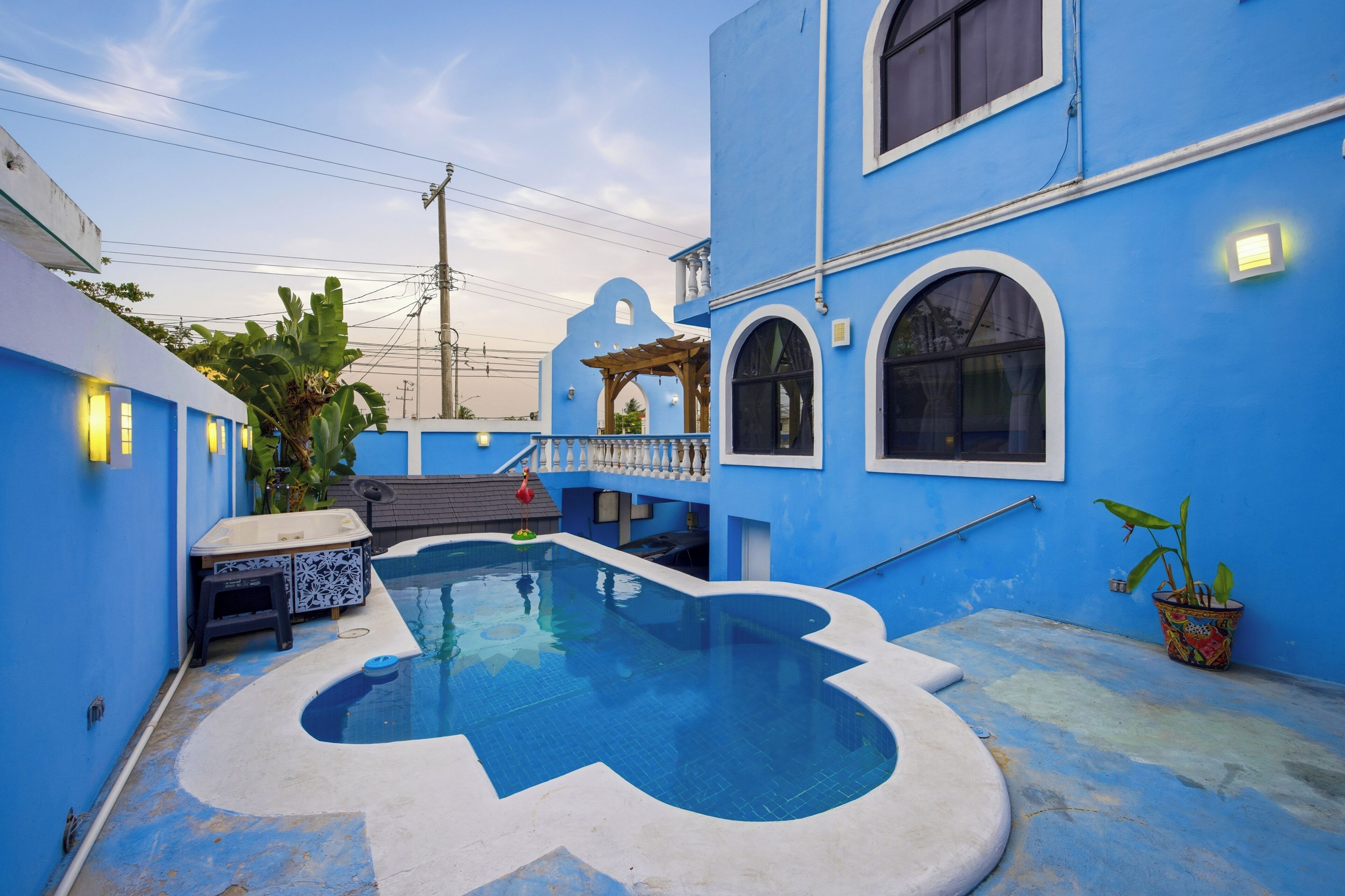 Una piscina al aire libre
