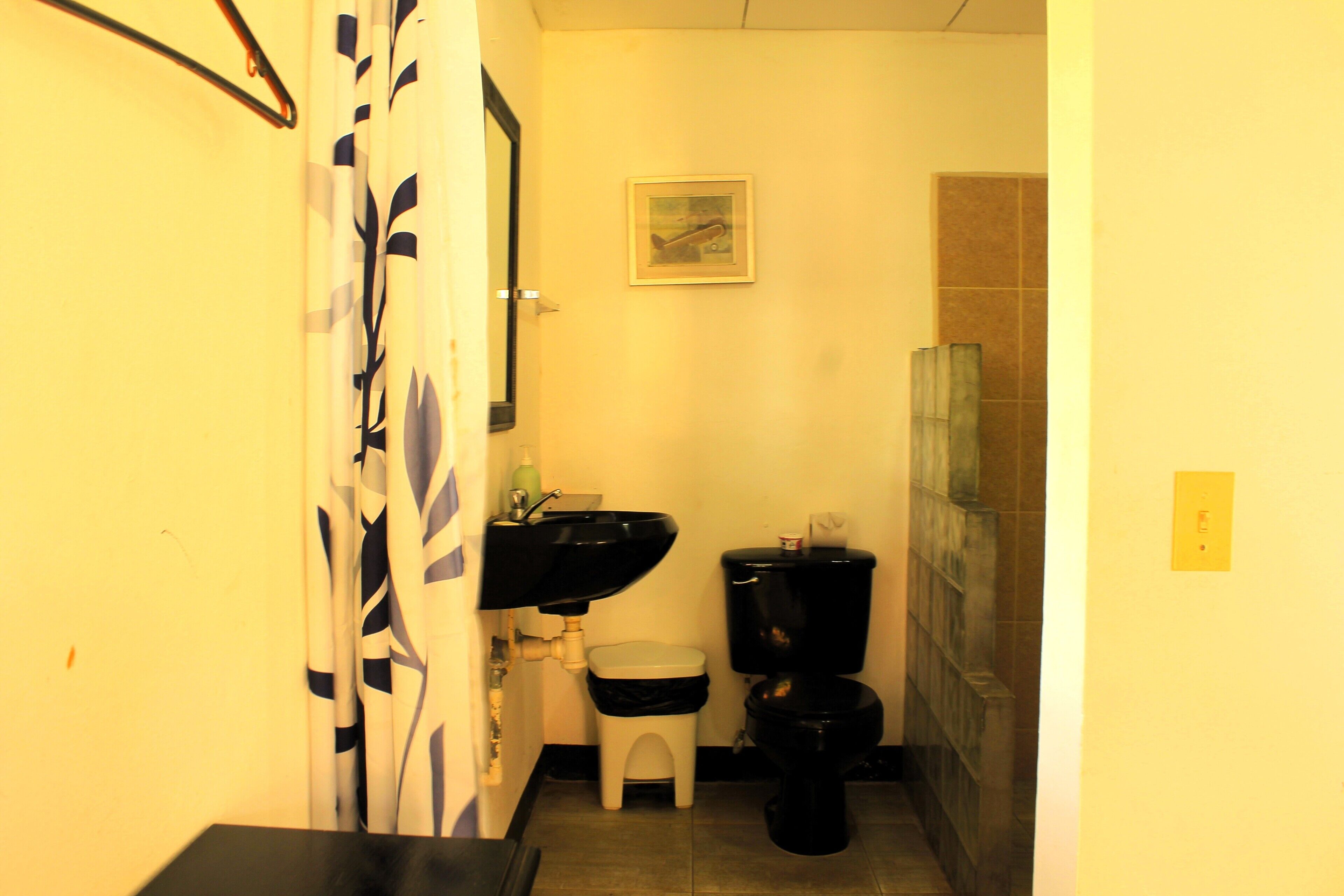 Basic Apartment | Bathroom | Towels, soap, shampoo, toilet paper