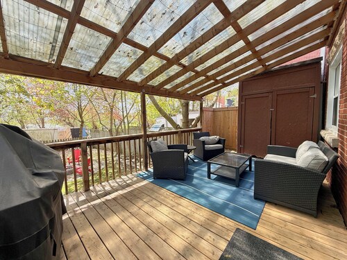 Your Home Away From Home. 3 Bedrooms and an office, walking distance to Gaslight