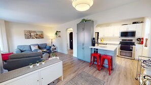 A modern apartment with a living area, kitchen, and dining space. - Your Home Away From Home. 3 Bedrooms and an office, walking distance to Gaslight (Cambridge)
