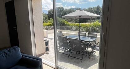 Cosy apartment ideally located in the center of Corsica, close to hiking and beaches.