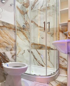 Dusche, Haartrockner, Bidet, Handtücher