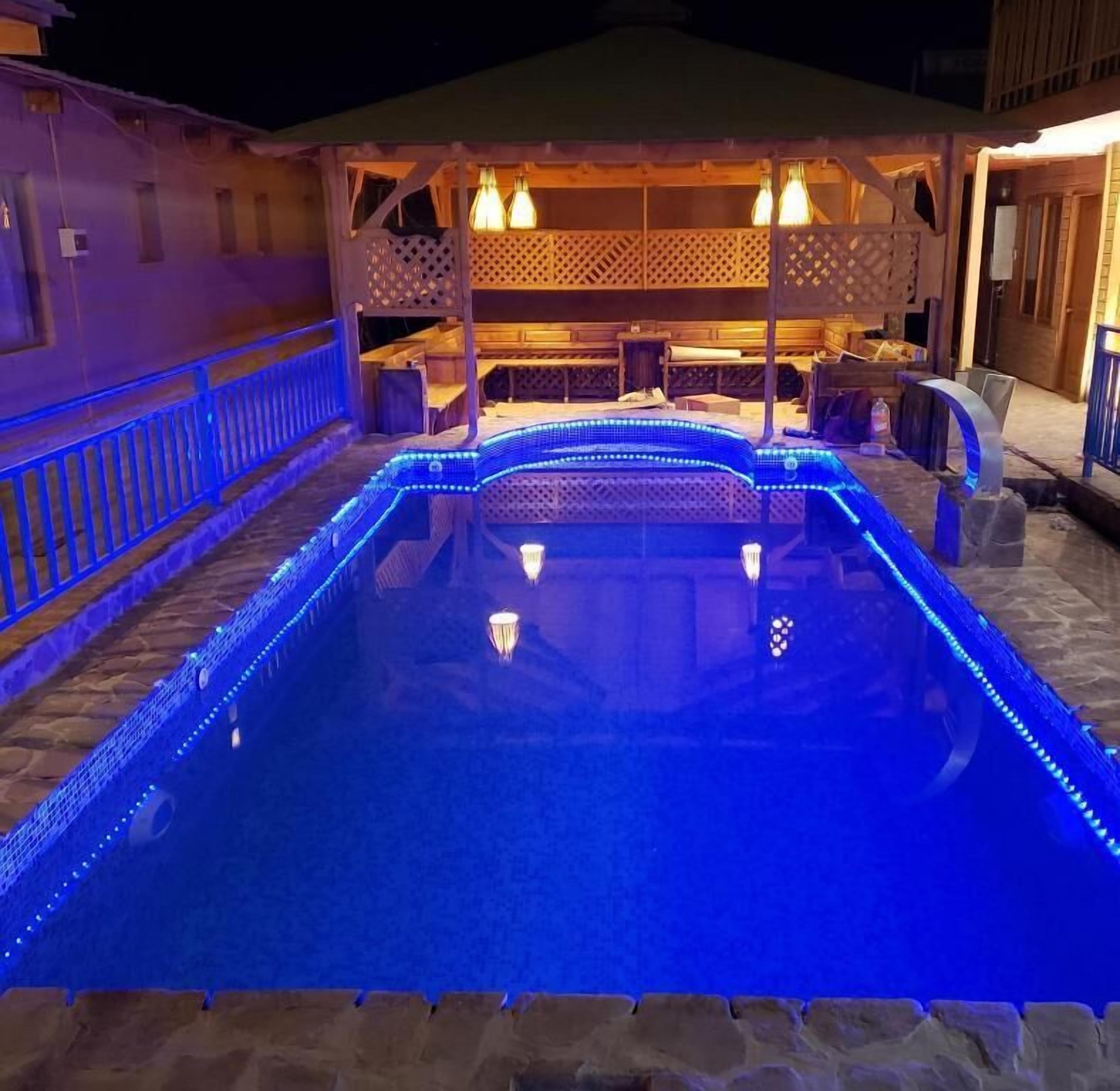 Una piscina al aire libre de temporada