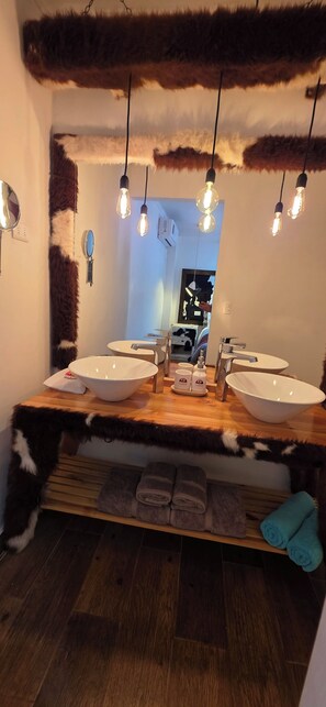 Deluxe Double Room | Bathroom | Free toiletries, hair dryer, towels, soap - HOSTAL ILLAUCA DE ATACAMA  (San Pedro de Atacama)