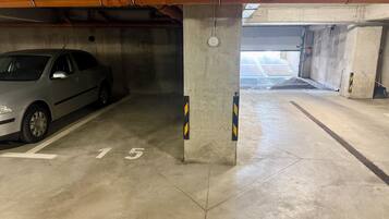 Un parcheggio sotterraneo con un'auto parcheggiata in uno stallo contrassegnato dal numero 15.
