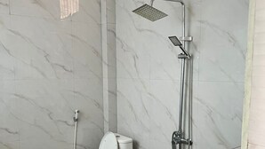 A bathroom with a toilet, a shower, and a sink. - Cozzy Lekjon 2 Homestay (SAMOSIR)