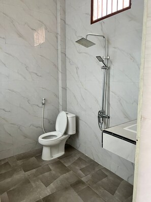 Deluxe Cottage, Lake View | Bathroom - Cozzy Lekjon 2 Homestay (SAMOSIR)