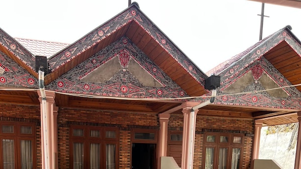 A building with a balcony, a tiled floor, and a metal railing. - Cozzy Lekjon 2 Homestay (SAMOSIR)